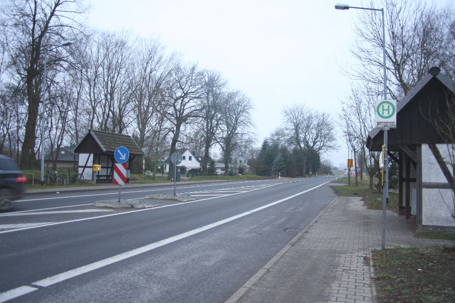 Geschwindigkeitsmessung Diedrichshagen An der Chaussee in Höhe der Bushaltestelle kurz vor der Einfahrt zur Tankstelle in Fahrtrichtung Anklam, Möckowberg (B 109)