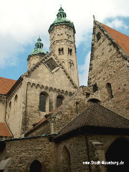 Dom Blick vom Innenhof auf die östlichen Türme mit Dreikönigskapelle (rechts)
