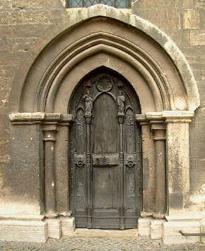 Dom Tür rechts neben der Dreikönigskapelle