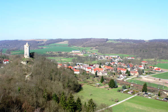 Blick von der Rudelsburg auf die Saalecksburg, im Tal der Ortsteil Saaleck
