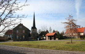 Dorfplatz mit der Kirche von Flemmingen