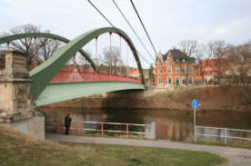 Blick über die Saale mit Hennenbrücke und Gasthof