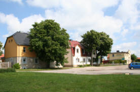 Blick über den "Dorfplatz" auf Wohnhäuser