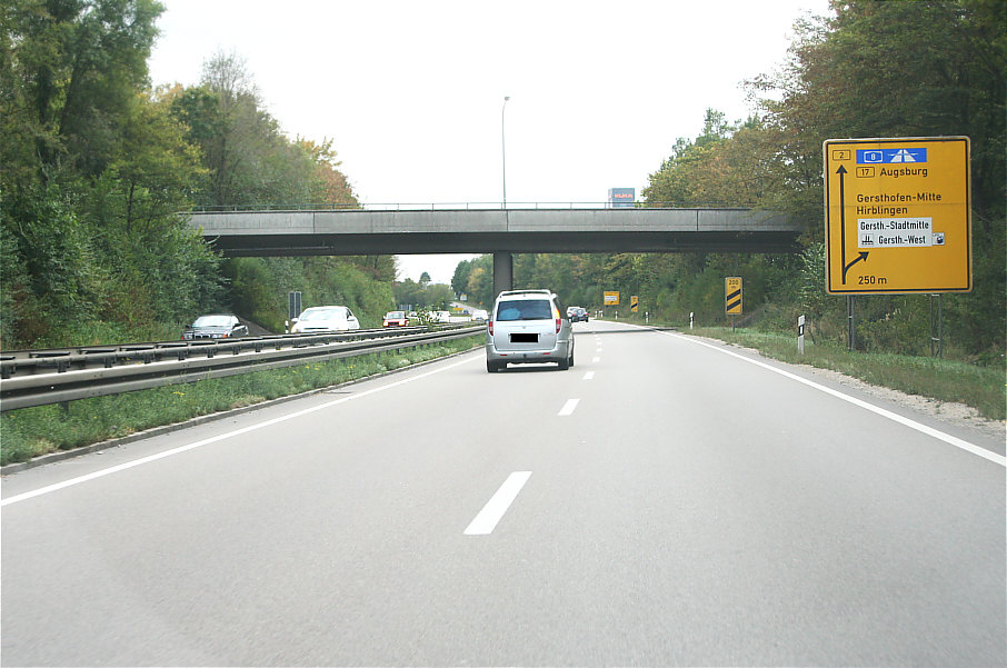 Geschwindigkeitskontrolle B 2 zwischen Gersthofen-Mitte und Gersthofen-Süd unter der Brücke Bahnhofsstraße in Fahrtrichtung Augsburg, A 8