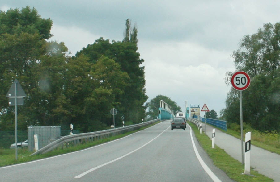 Geschwindigkeitskontrolle B 110 zwischen Usedom-Stadt und Pinnow direkt nach der Zecheriner Brücke