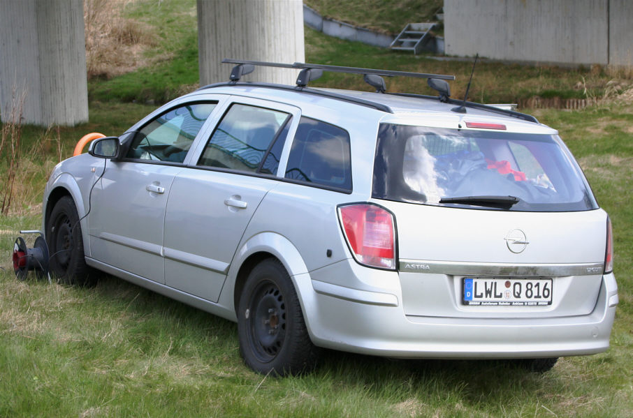 Messfahrzeug silberner Opel Astra LWL-Q 816