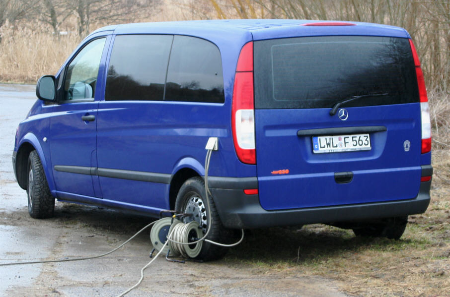 Messfahrzeug blauer Mercedes Transporter Kennzeichen LWL-F 563