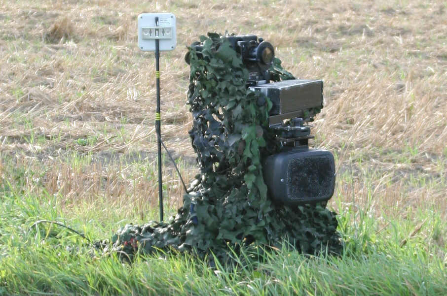 Radar Traffipax Speedophot mit Tarnnetz und Funksender