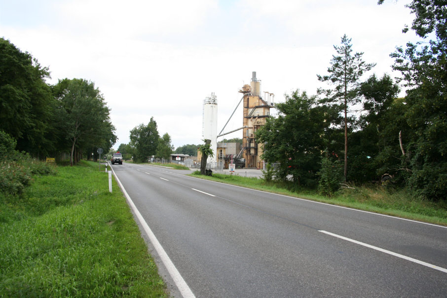 Geschwindigkeitskontrolle B 96 zwischen Neubrandenburg und Neddemin in Höhe Neddemin-Bahnhof, Bitumen-, Betonwerk