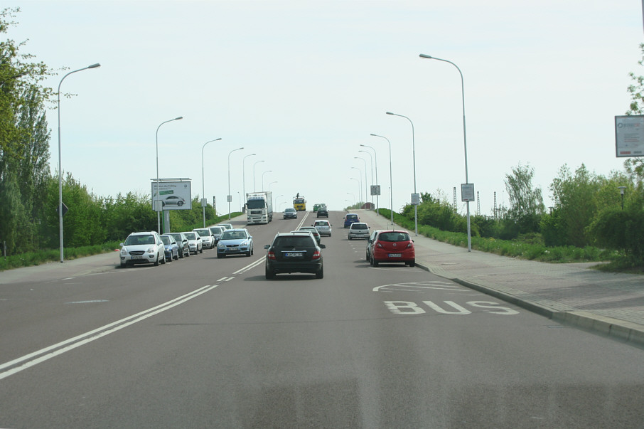 Geschwindigkeitskontrolle Halle Dieselstraße in Fahrtrichtung Europachaussee auf der Auffahrt zur Brücke