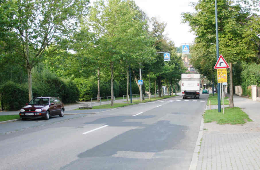 Geschwindigkeitskontrolle Naumburg Kösener Straße stadteinwärts kurz nach dem Fußgängerüberweg an der Albert-Schweitzer-Schule