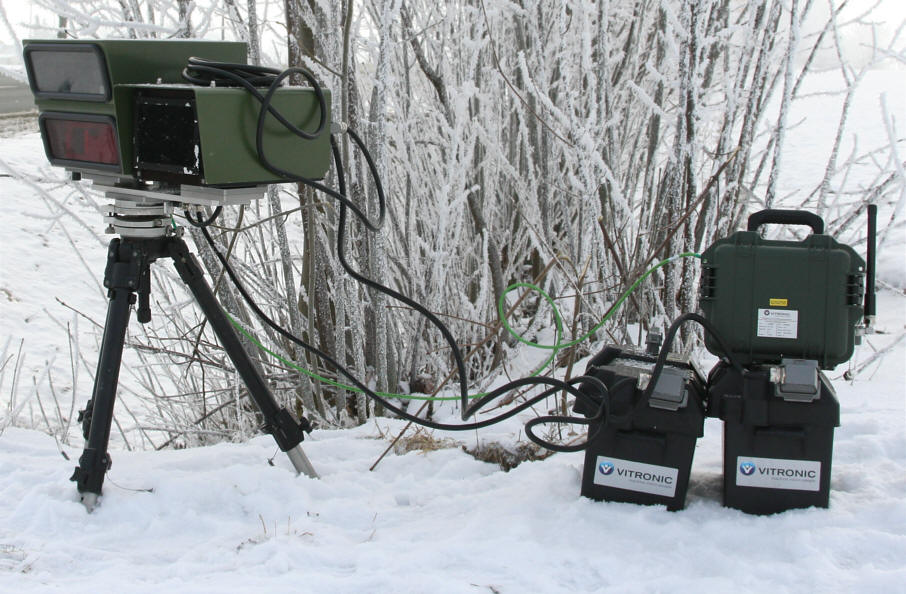Lidar PoliScanSpeed PSS vitronic als Stativaufbau mit WLAN-Antenne im Schnee