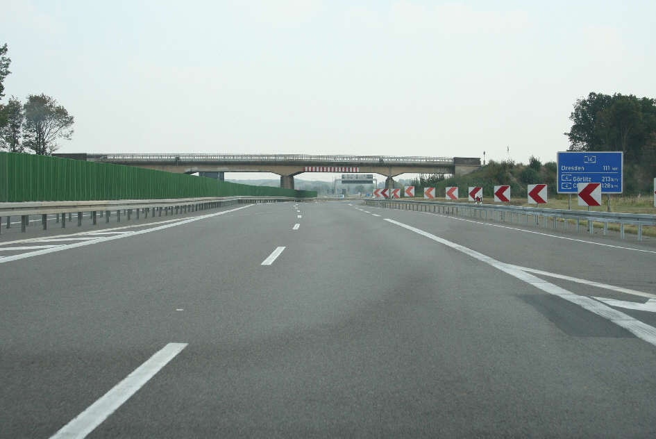 Geschwindigkeitskontrolle Polizei Autobahn (BAB) 14 mittels Lichtschranke Leipzig Messgelände und Leipzig Nordost