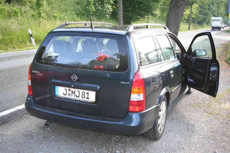 Flitzerblitzer, Polizei, dunkelblauer Opel Astra, Kennzeichen, J-MJ 81