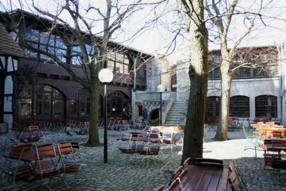Blick in den Innenhof der Rudelsburg in welchen eine gastronomische Versorgung angeboten wird.