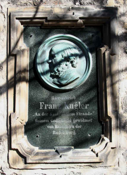 Gedenkstein zu Ehren von Franz Kugler, welcher hier den Text zu dem Lied An der Saale hellem Strande verfasste