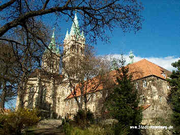 Dom Blick durch den Garten auf den Westchor und den Verwaltungstrakt