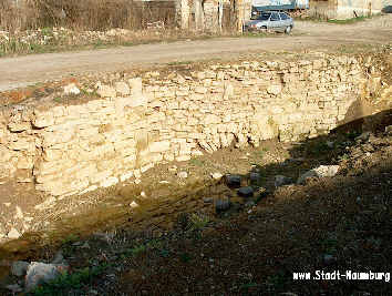 Dom bei Ausgrabungen entdeckte alte Imunitätsmauer der Domstadt