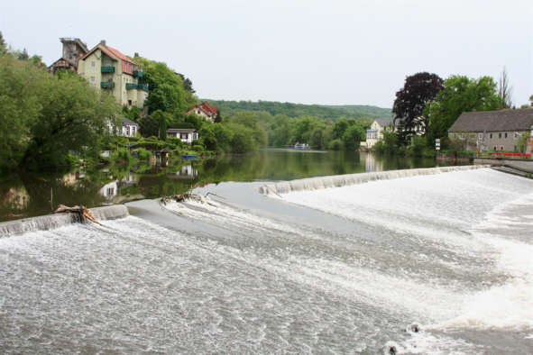 Blick auf das Saalewehr, im Hintergrund Motorbootanlegstelle