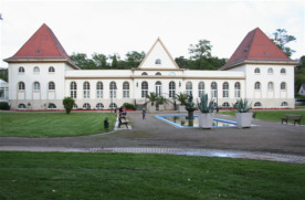 Blick auf das Therapiezentrum im Kurpark