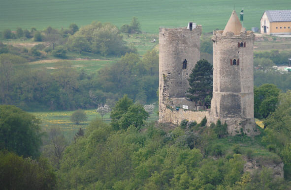 Blick von der Gaststätte Rittergut Kreipitzsch auf die Burg Saaleck