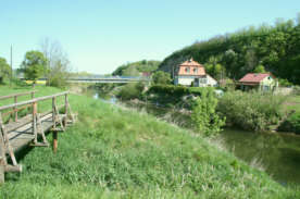 Blick auf den Ortseingang Großjena mit der Unstrutbrücke