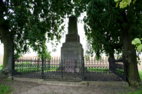 Denkmal zu Ehren des gefallenen Oberbefehlshabers der preuischen Armee Herzog von Braunschweig am Rande des Schlachtfeldes vom 14.10.1806