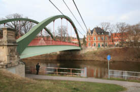 Blick über die Saale mit Hennenbrücke und Gasthof