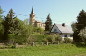 Blick aus Richtung Schule auf die Dorfkirche