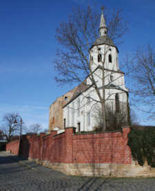 Blick auf die Dorfkirche von Meyhen