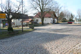 Blick über den Dorfplatz von Meyhen