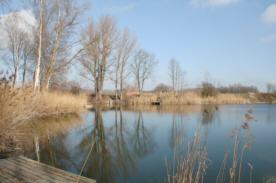 Blick über den Dorfteich eine ehemalige Kohlegrube die heute zum Angeln genutzt wird.