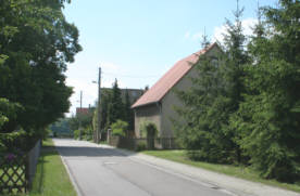 Blick über eine Straße des Ortsteils