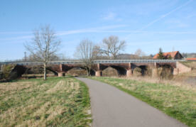 Blick auf die steinerne Straßenbrücke von 1866 die den Ortsteil mit Naumburg verbindet