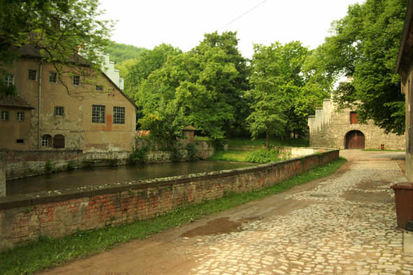 Wirtschafts- und Mhlengebude 12. Jahrhundert mit Mhlteich gespeist von der Kleinen Saale; im Hintergrund rechts ehemaliger Schafsstall 1691