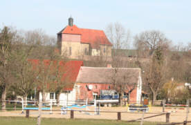Blick über den Ortsteil auf die Wettaburger Kirche hoch über dem Ortsteil