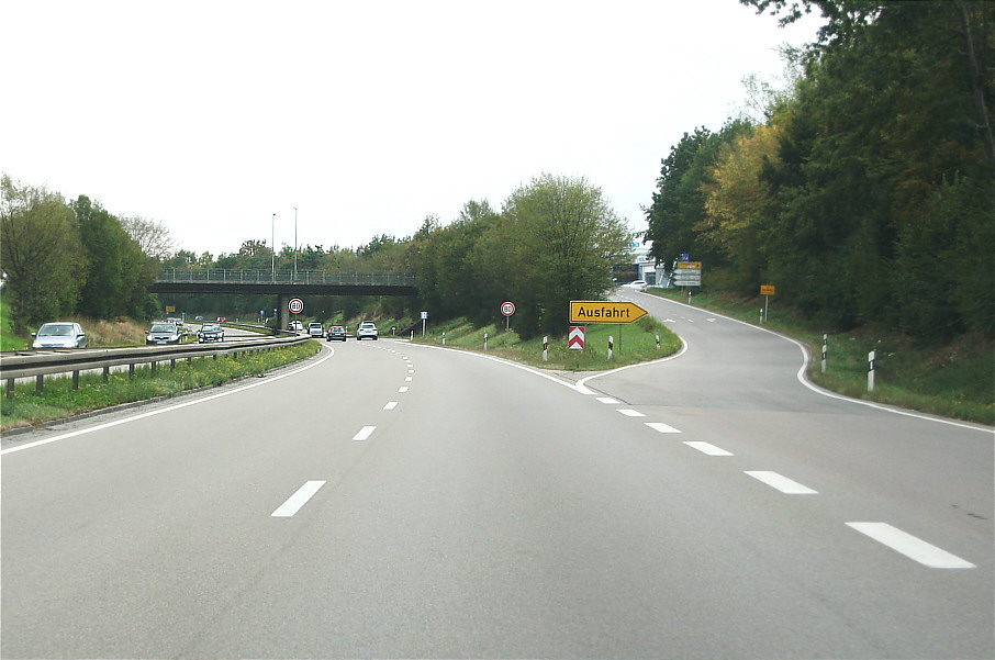 Geschwindigkeitsmessung B 2 zwischen Gersthofen-Mitte und Gersthofen-Süd unter der Brücke Bahnhofsstraße in Fahrtrichtung Augsburg, A 8