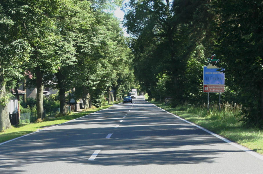 Geschwindigkeitskontrolle Fürstenberg, Straße Unter den Linden (B 96) stadteinwärts in Fahrtrichtung Potsdam, Berlin