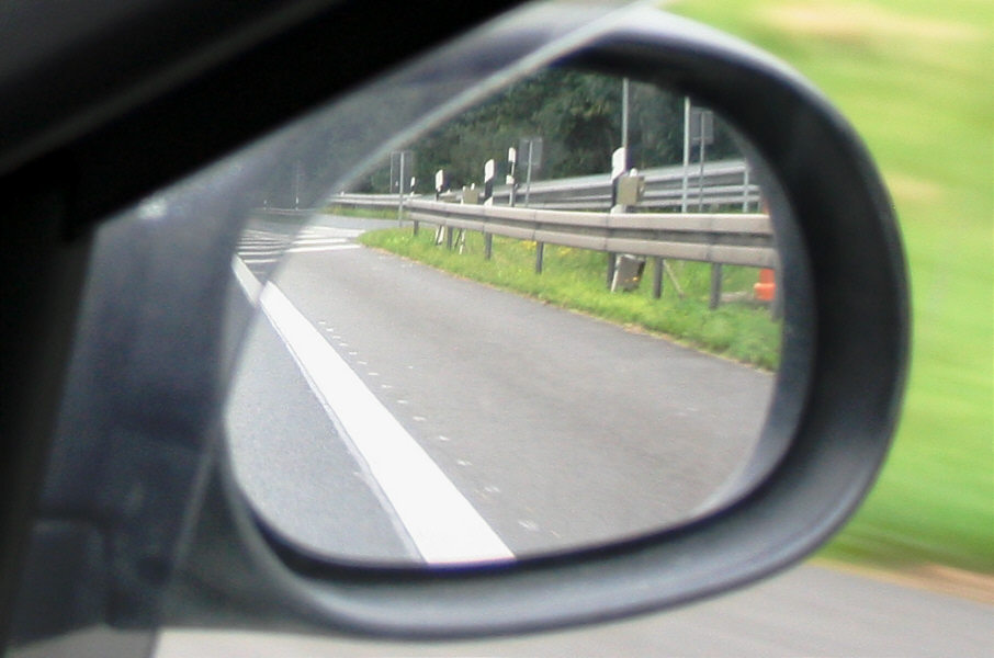 Blick durch den Rückspiegel auf eine Geschwindigkeitsmessung mittels ES 3.0