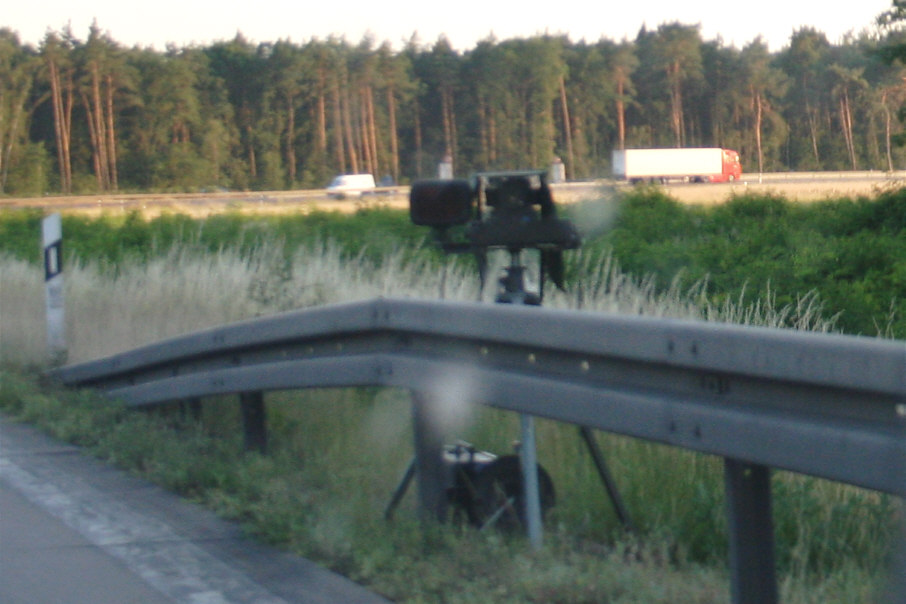 Blitzer Polizei Radar Traffipax Speedophot Stativaufbau