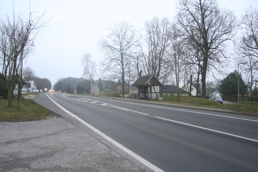 Geschwindigkeitskontrolle Diedrichshagen An der Chaussee in Höhe der Bushaltestelle kurz vor der Einfahrt zur Tankstelle in Fahrtrichtung Anklam, Möckowberg (B 109)