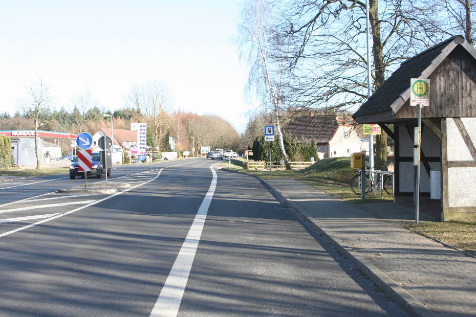 Geschwindigkeitskontrolle Diedrichshagen An der Chaussee in Höhe der Bushaltestelle kurz vor der Einfahrt zur Tankstelle in Fahrtrichtung Anklam, Möckowberg (B 109)
