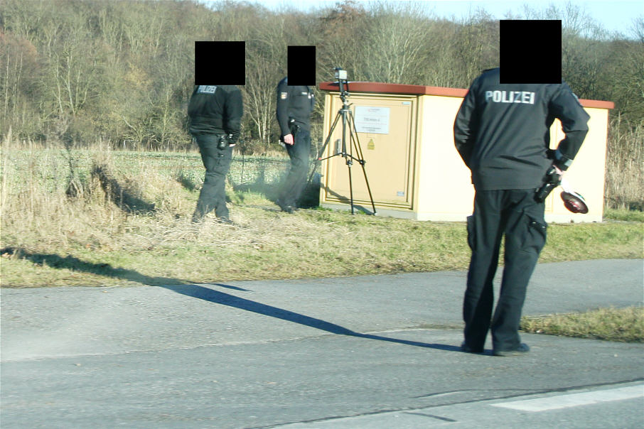 Laser, Lasermessgerät, Laserkontrolle, Geschwindigkeitskontrolle, Traffipatrol, Laserpatrol, Jenoptik, Stativ, Stativmessung