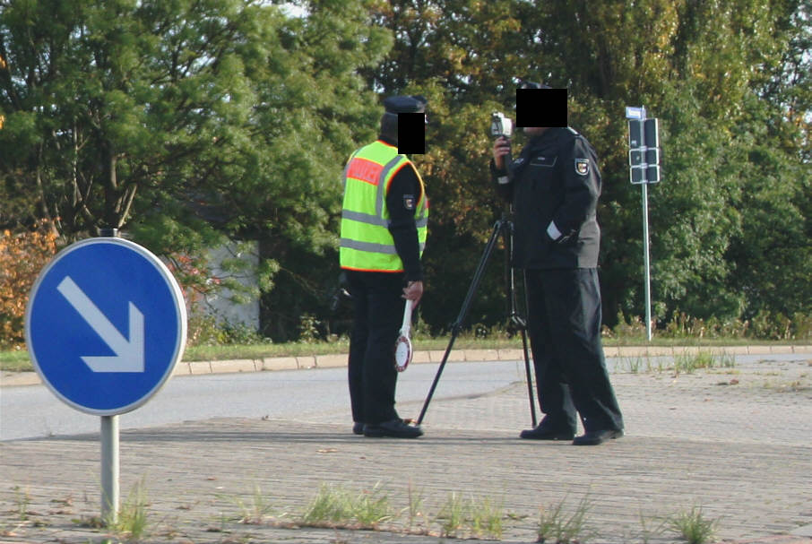 Laser Traffipatrol Jenoptik Stativaufbau Greifswald