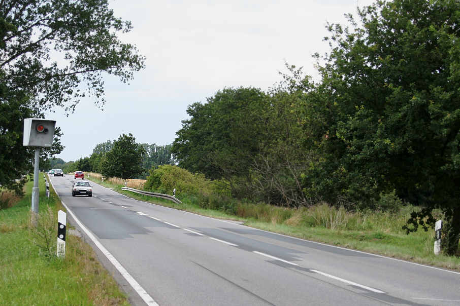 Starenkasten stationäre Überwachung L 26 kurz vor dem Ortseingang aus Richtung Lubmin, Kemnitz kommend