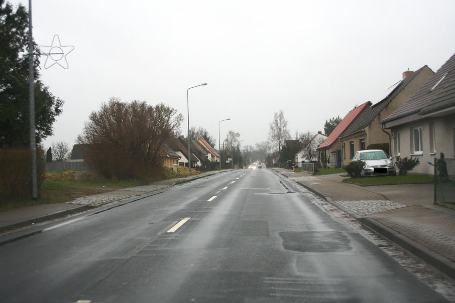 Geschwindigkeitskontrolle Lühmannsdorf Karl-Marx-Straße in Höhe des Friedhofes, Lasermessung in Fahrtrichtung Autobahn