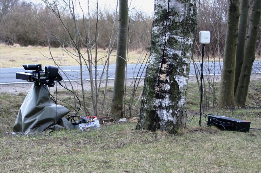 Funkübertragungseinheit und Seitenansicht Radargerät Traffipax Speedophot mit Wetterschutzumhang