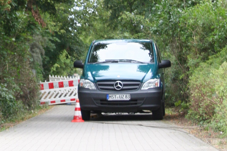 Flitzerblitzer, Polizei, Mercedes, Transporter, dunkelgrün, Kennzeichen, MST-UZ 83, Messfahrzeug