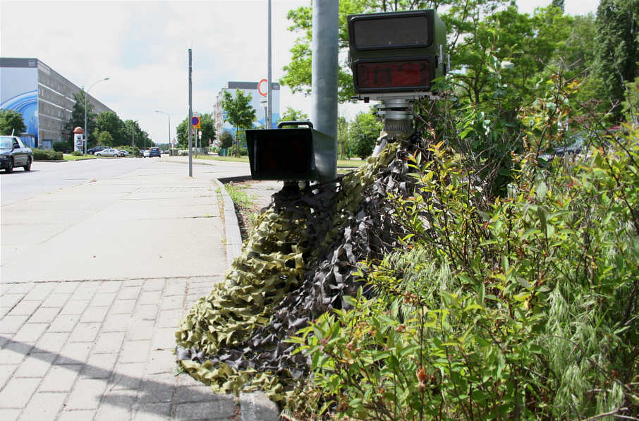 Lidargerät PoliScanSpeed PSS als Stativaufbau mit Tarnnetz.