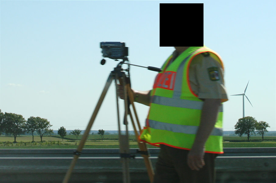 Polizist mit Videokamera zur Dokumentation von Verkehrsverst&suml;ßen
